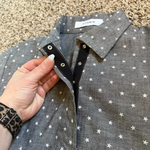 VITAMIN Star Printed Snap Button Closure Gray White Collared Blouse Womens Small - Picture 9 of 12